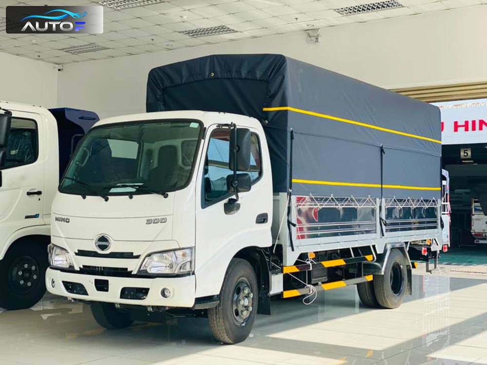 Xe tải Hino XZU650L (1.9t - 4.5m) thùng mui bạt